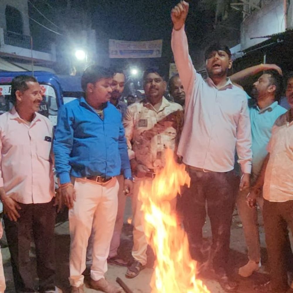 उन्नाव में भाजपा कार्यकर्ताओं ने खड़गे का पुतला फूंका:पीएम मोदी के दिवंगत पिता पर टिप्पणी के विरोध में की नारेबाजी