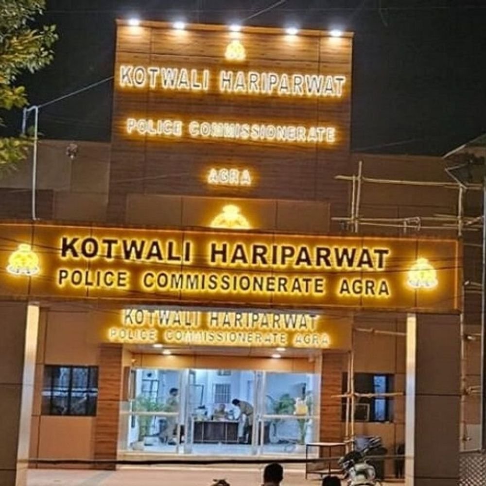 लूट के आरोपितों को पकड़ने पहुंची दिल्ली पुलिस पर पथराव:वर्दी फाड़ी और बदमाशों को छुड़ा ले गई भीड़, 3 पर FIR