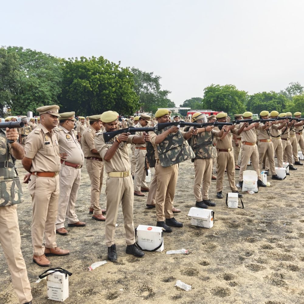 कौशांबी में पुलिस ने परखी दंगा नियंत्रण की तैयारी:आपात स्थिति से निपटने की दी गई ट्रेनिंग, लाठीचार्ज और फायरिंग का अभ्यास