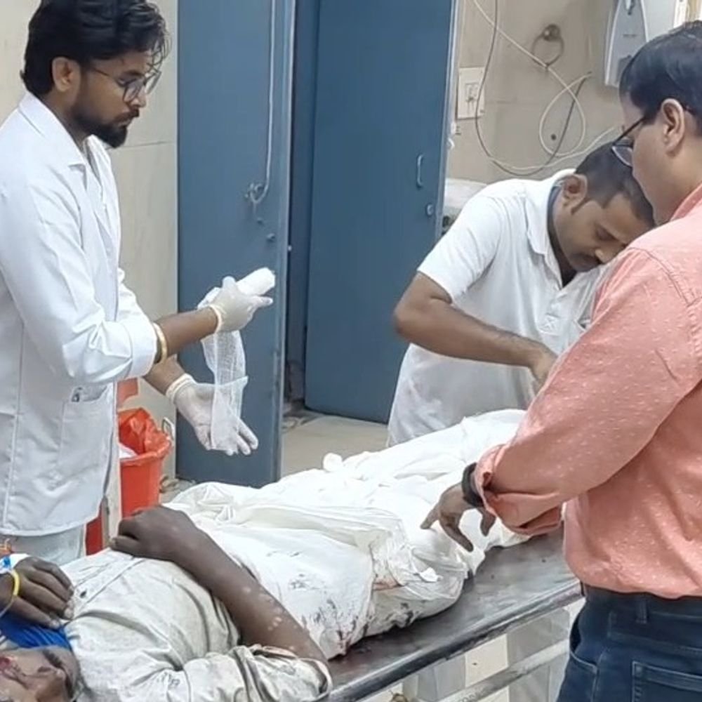 ट्रक ने ई-रिक्शा को मारी टक्कर, चालक का पैर कुचला:गंभीर हालत में हायर सेंटर रेफर, मुरहास कन्हैया के पास हादसा