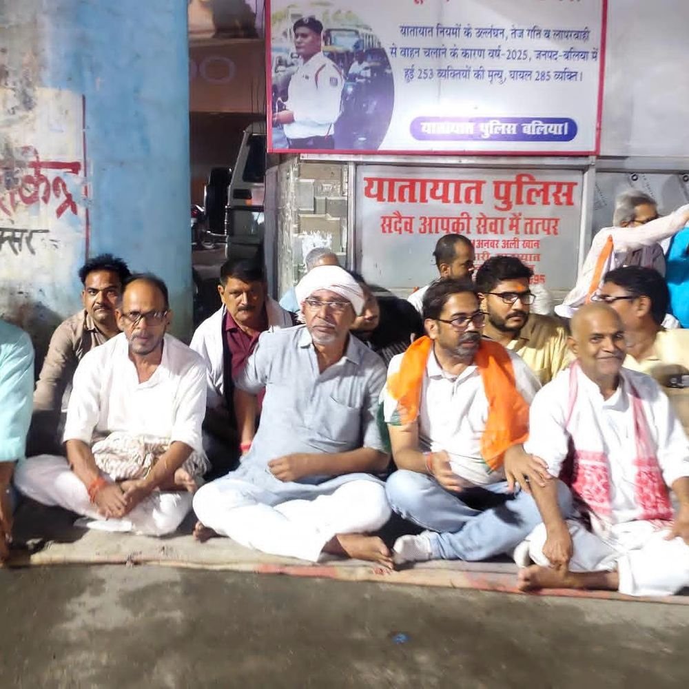 राहुल गांधी की गिरफ्तारी पर बलिया में कांग्रेसियों का धरना:चित्तू पांडेय चौराहे पर जुटे कार्यकर्ता, बोले- रिहाई तक जारी रहेगा प्रदर्शन
