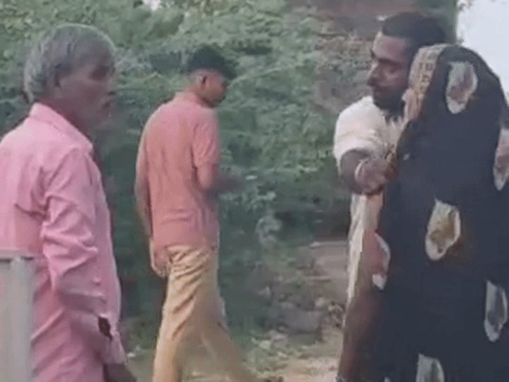 कोर्ट के बाहर मां ने प्रेमी के पिता को पीटा:चप्पल-थप्पड़ से पिटाई का VIDEO वायरल, हमीरपुर में बेटी की लव मैरिज के फैसले पर हंगामा