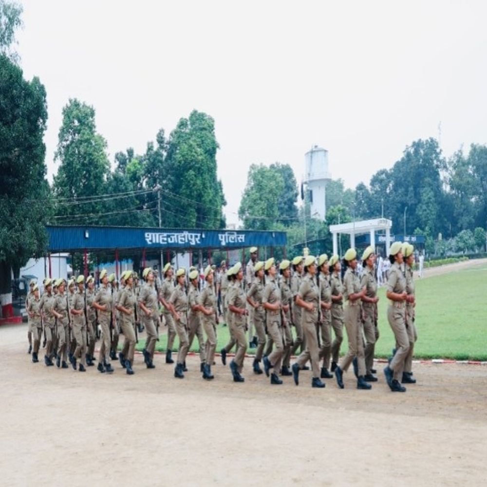 एसपी ने पुलिसकर्मियों से दौड़ लगवाई और रस्सी चढ़वाई:शाहजहांपुर पुलिस लाइन में साप्ताहिक परेड की सलामी ली