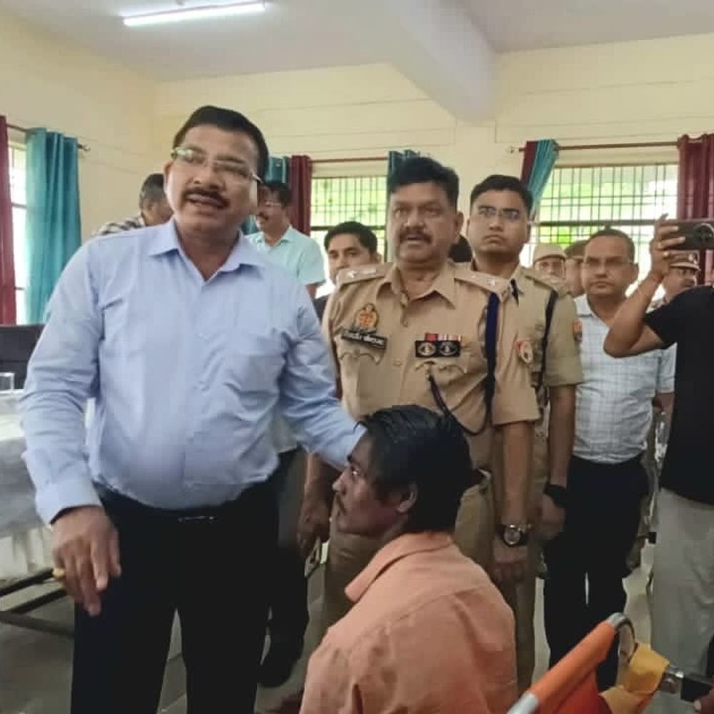 डीएम ने कुर्सी छोड़ दिव्यांग की सुनीं समस्या:पीएम आवास और ट्राईसाइकिल देने के निर्देश, समाधान दिवस में पहुंचे थे