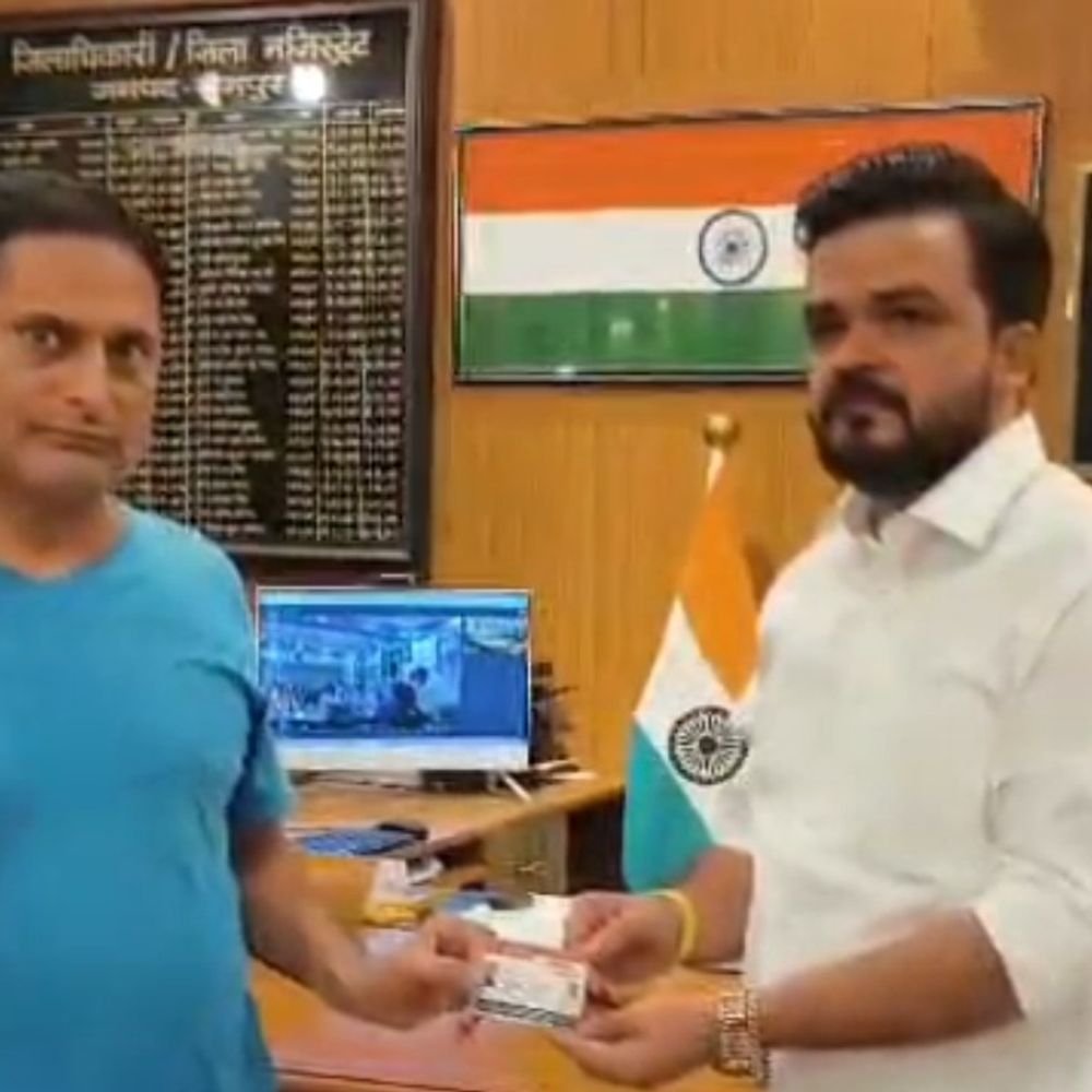 बीमारियों से जूझ रहे 3 लोगों को आयुष्मान कार्ड बांटे:लीवर, कैंसर और दिव्यांगता पीड़ित लाभार्थियों को इलाज में मिलेगी आर्थिक राहत