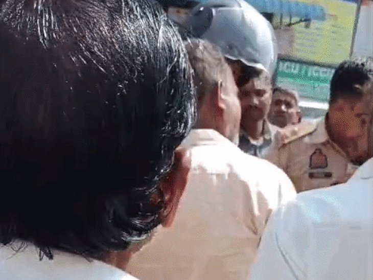 महिला की मौत के बाद परिजनों ने किया हंगामा:SR हॉस्पिटल के बाहर सड़क पर बैठे, डॉक्टर्स पर लापरवाही का आरोप