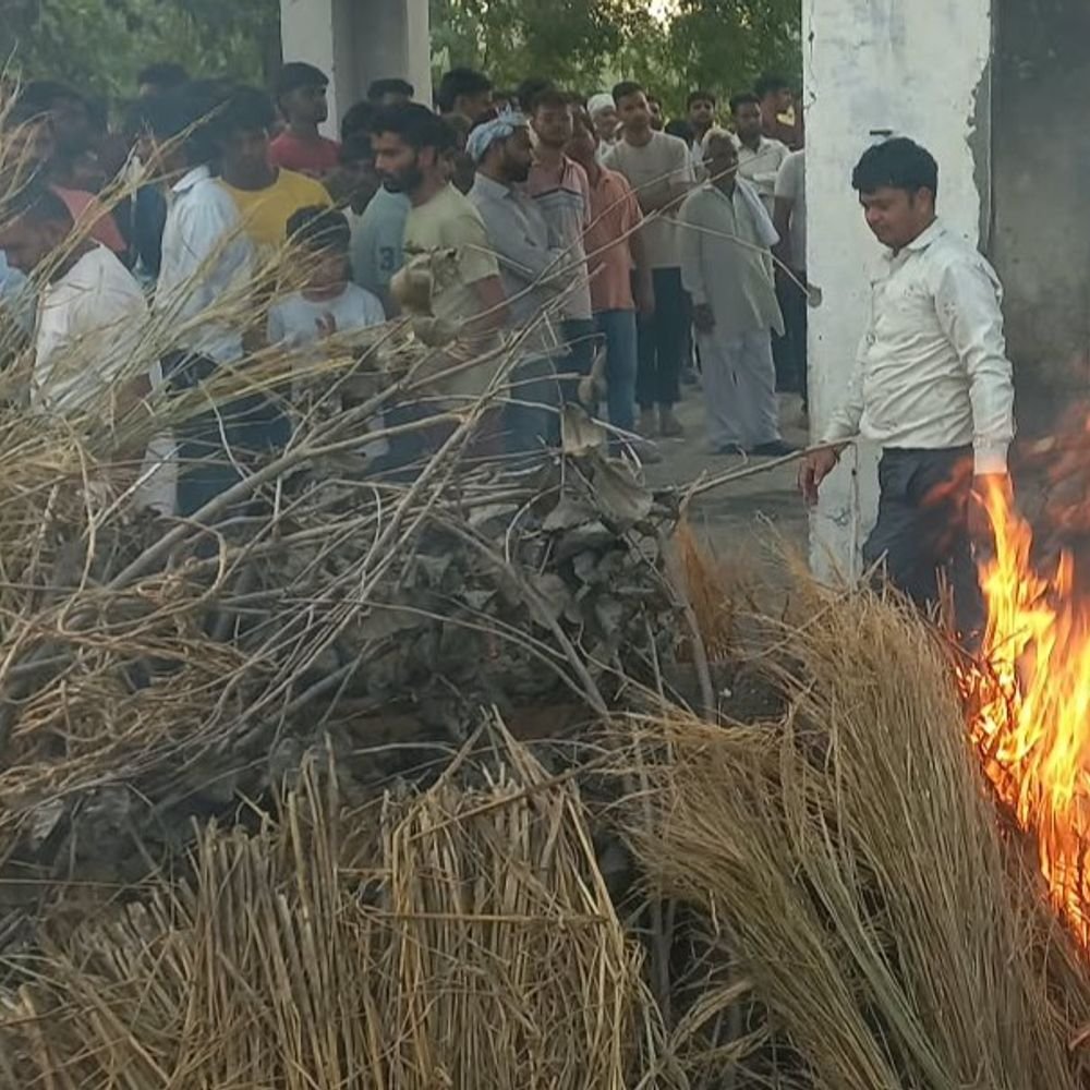 कुशावली में एक साथ जली चार चिताएं:देवबंद हादसे के बाद गांव में छाया शोक, जनप्रतिनिधि भी मौके पर पहुंचे