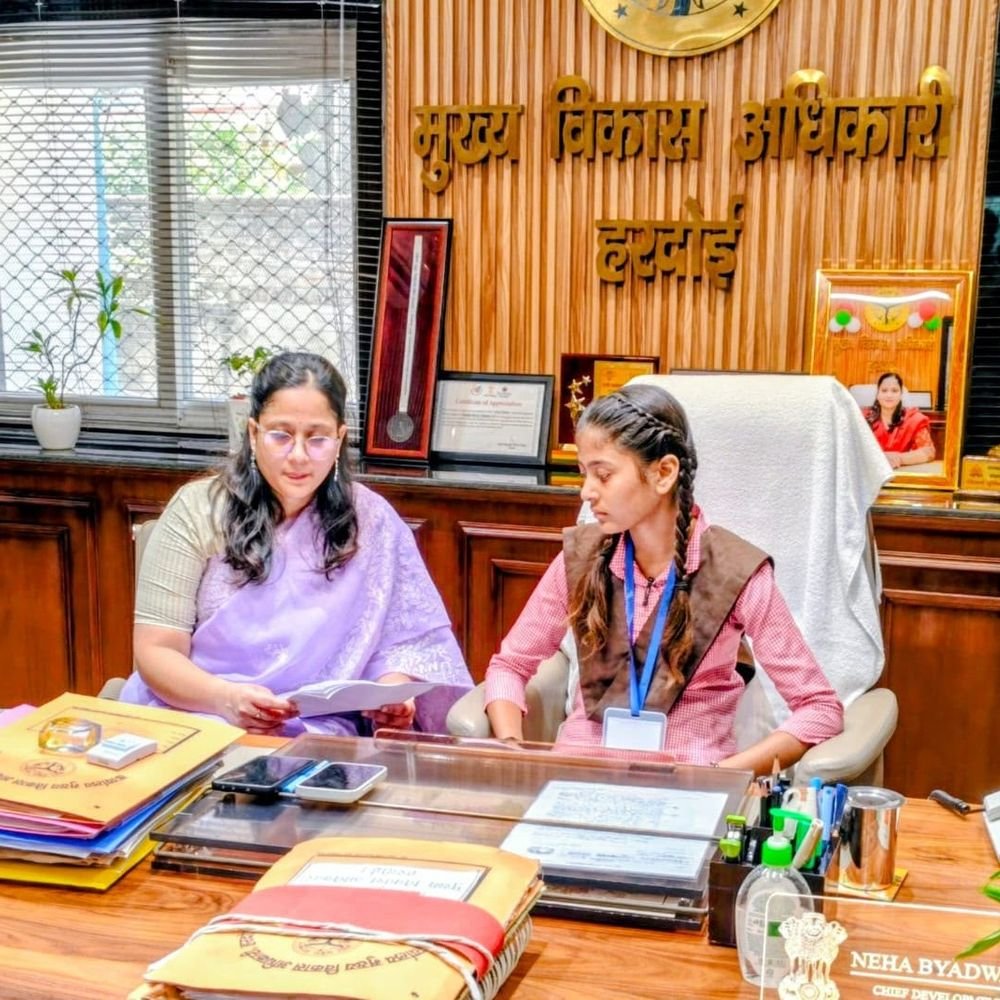हरदोई में 8वीं की ज्योति बनीं एक दिन की DM:वंशिका को मिली CDO की जिम्मेदारी: जनसुनवाई में सुनीं लोगों की समस्याएं