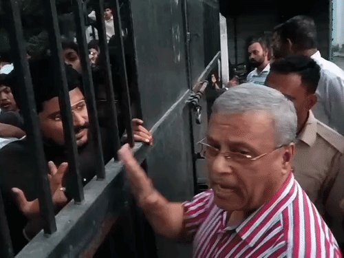 अलीगढ़ एएमयू में छात्रों का हंगामा:4 छात्रों को धरने से उठा ले गई प्रॉक्टोरियल टीम, उग्र प्रदर्शन के बाद 3 को छोड़ा