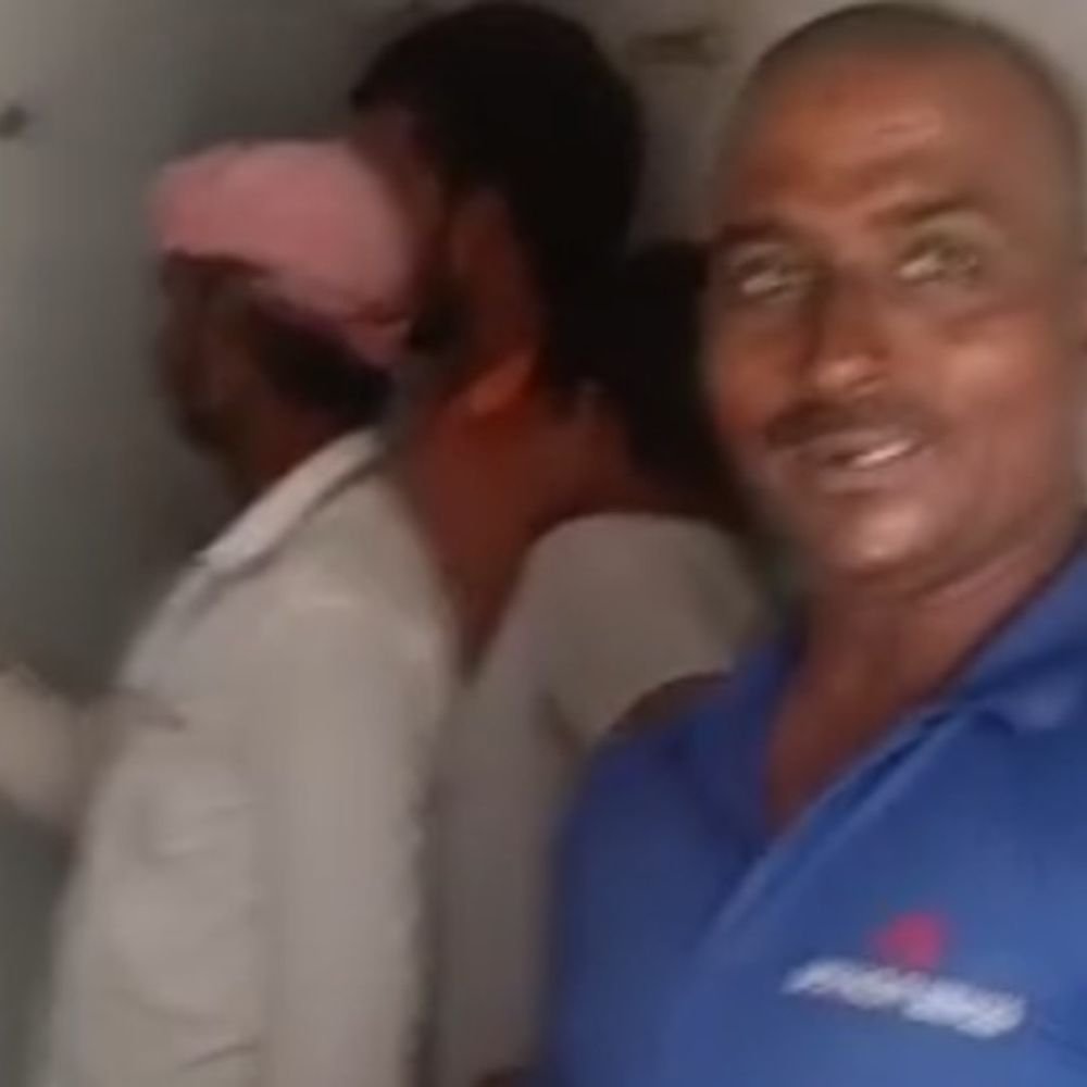 प्रयागराज में 10 फीट लंबा अजगर घर में घुसा:गंगा से सटे नाले के रास्ते गांव में पहुंचने की आशंका, वन विभाग की टीम ने रेस्क्यू कर जंगल में छोड़ा