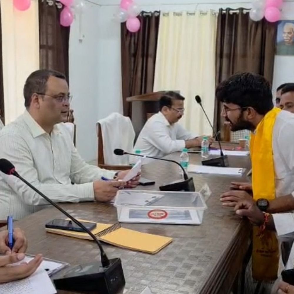 लड़कियों की शादी की उम्र 18-23 करने की मांग:सीएम को सौंपा ज्ञापन, शामली में अवैध OYO होटलों पर भी कार्रवाई की मांग