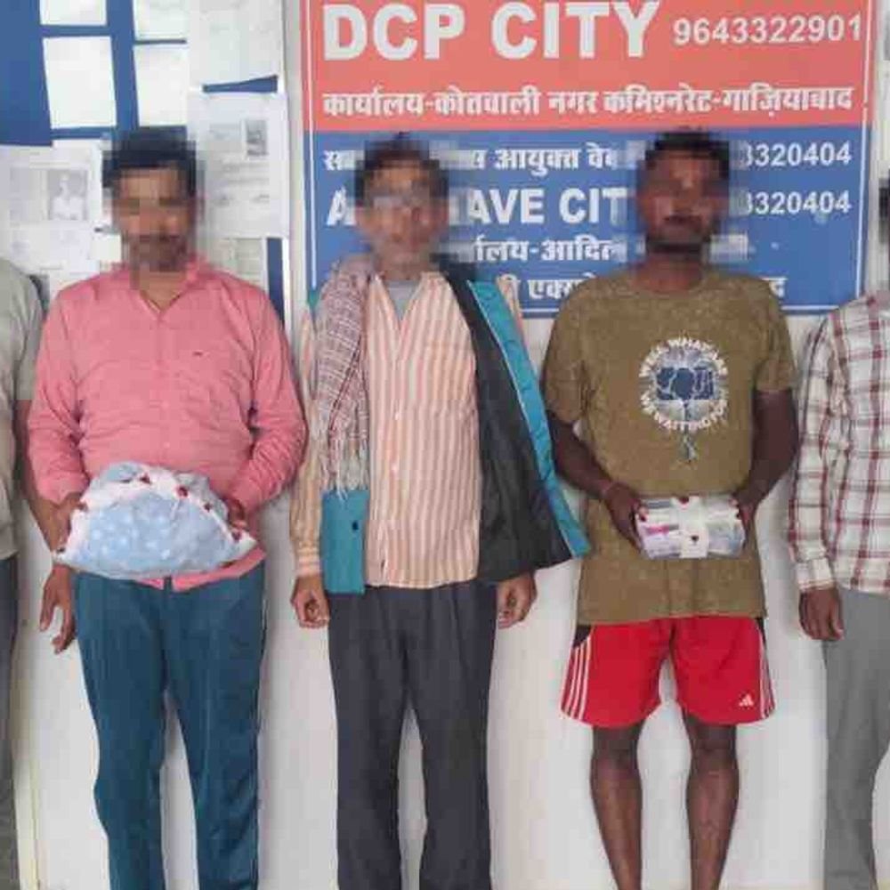 गाजियाबाद की वेव सिटी में जुआ खेलते 5 लोग अरेस्ट:किसान आदर्श पब्लिक स्कूल के पास चल रहा था, 1.62 लाख रुपए बरामद