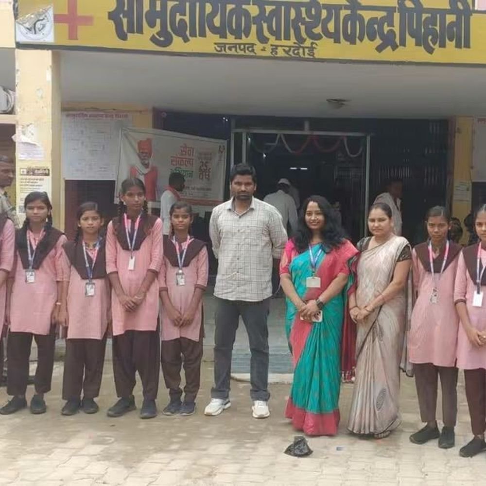छात्राओं ने किया स्वास्थ्य केंद्र का भ्रमण:पैथोलॉजी लैब और लेबर रूम की कार्यप्रणाली को समझा