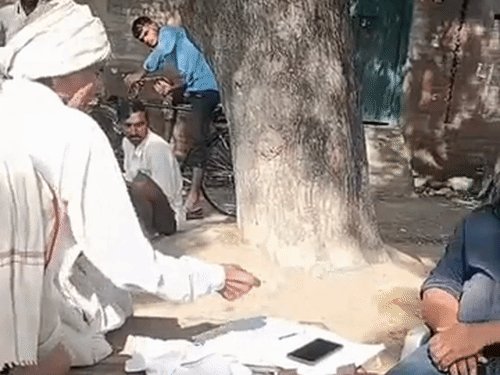 फसल सर्वे के नाम पर किसानों से वसूली का आरोप:शाहजहांपुर में प्राइवेट व्यक्ति ने लिए 200-300 रुपए, लेखपाल बोले- मैंने किसी को नहीं भेजा