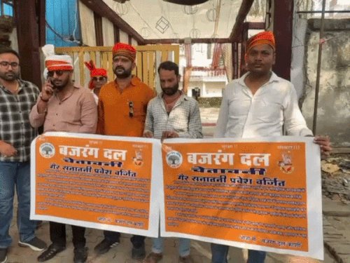 काशी में गरबा पंडालों में गैर-सनातनी एंट्री बैन,लगा पोस्टर:बजरंग दल की चेतावनी - नशाखोरी बर्दाश्त नहीं,आयोजक होंगे जिम्मेदार
