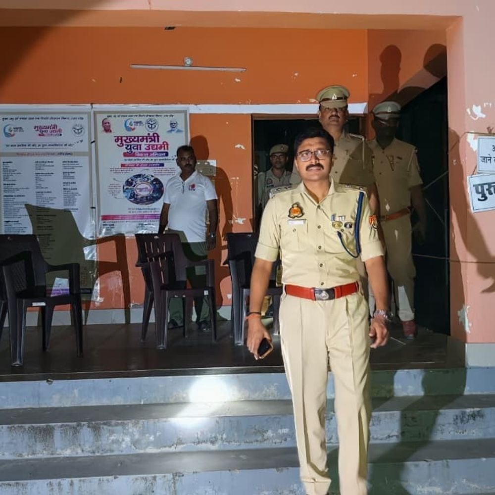 शिक्षक निर्वाचन के मतदान केंद्रों का डीएम-एसपी ने किया निरीक्षण:भलुअनी में सुविधाओं की जांच, लार ब्लॉक में सुरक्षा व्यवस्था परखी