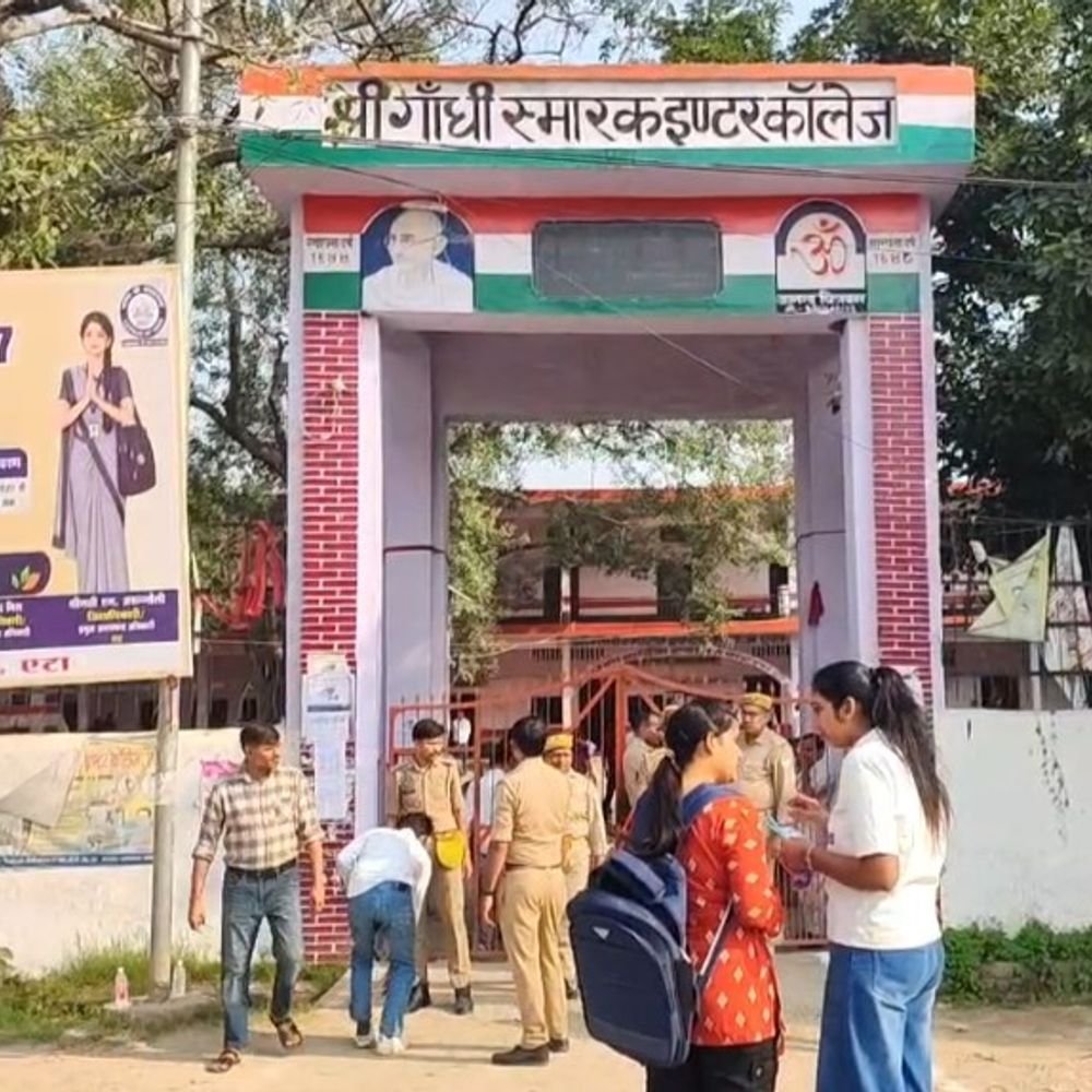एटा में PET की पहली पाली की परीक्षा शुरू:3 स्तर की चेकिंग के बाद अभ्यर्थियों को मिला प्रवेश, बनाए गए 10 केंद्र