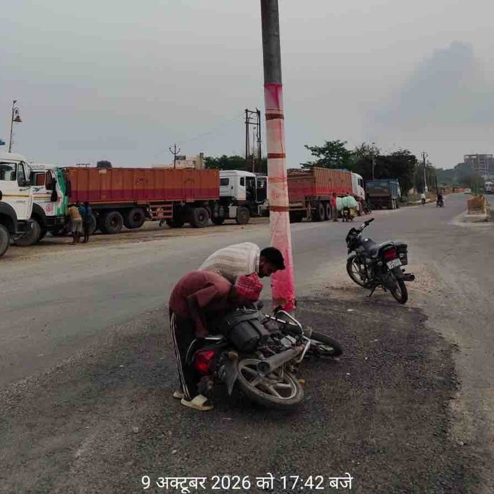 रामघाट बाईपास पर सड़क के बीच खंभे से परेशानी:आए दिन हो रहे हादसे, स्थानीय लोगों ने की हटाने की मांग