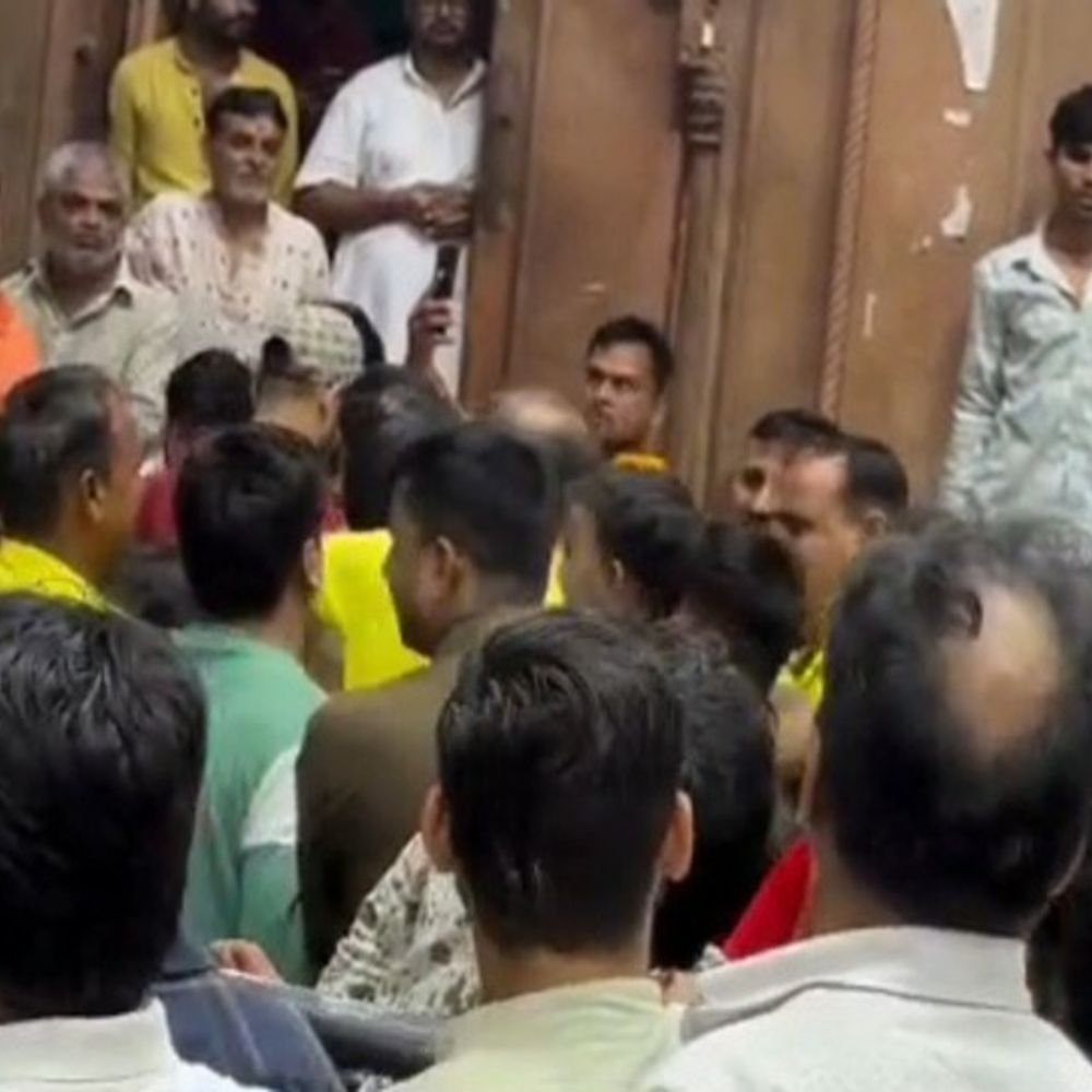 बांके बिहारी मंदिर में चले लात घूंसे:निजी सुरक्षा कर्मी और श्रद्धालुओं में हुआ टकराव, मौके पर मची अफरा तफरी