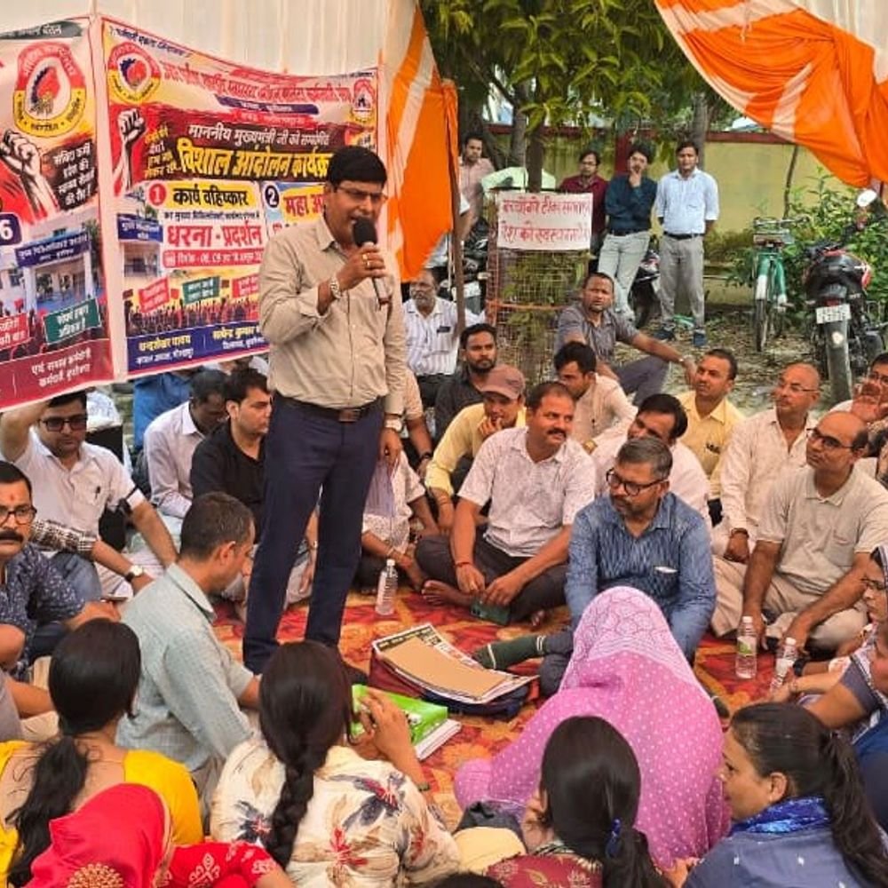 900 संविदा स्वास्थ्य कर्मियों की हड़ताल का पांचवां दिन:कुशीनगर में सीएमओ कार्यालय पर धरना जारी, आरोग्य मंदिर और एएनएम सेंटर बंद