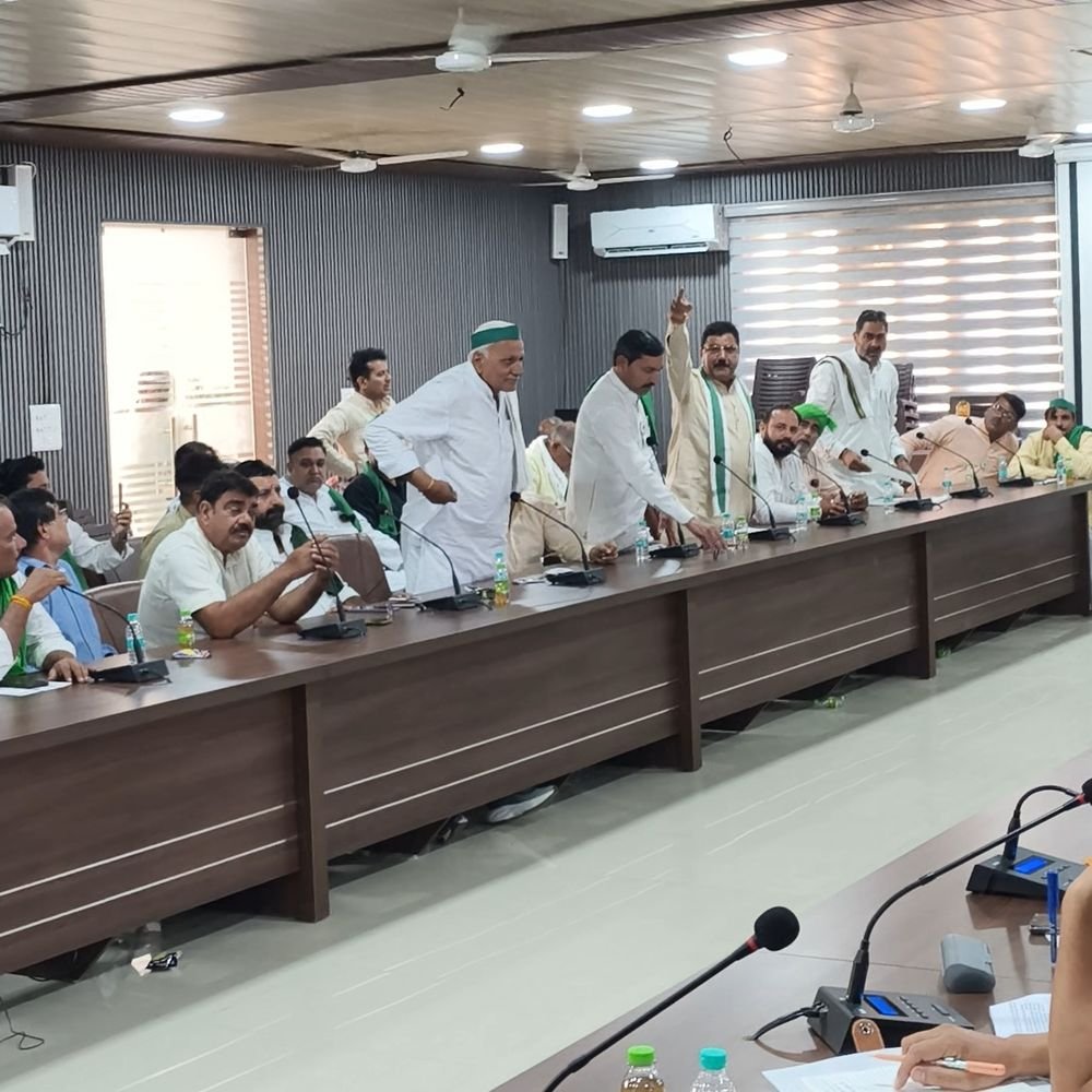 किसान दिवस में अधिकारी अनुपस्थित, वेतन रोकने की चेतावनी दी:सर्विस रोड, जल निगम की शिकायतें मिलीं, किसानों ने कार्यशैली पर उठाए सवाल