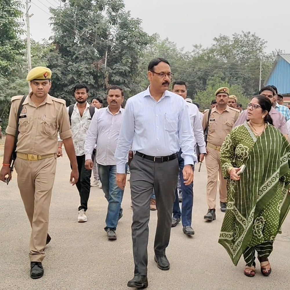 डीएम ने पूरनपुर मंडी में मारा छापा:धान खरीद की सुस्त रफ्तार पर हुए नाराज, केंद्र प्रभारियों को किसानों से बात करने के निर्देश दिए