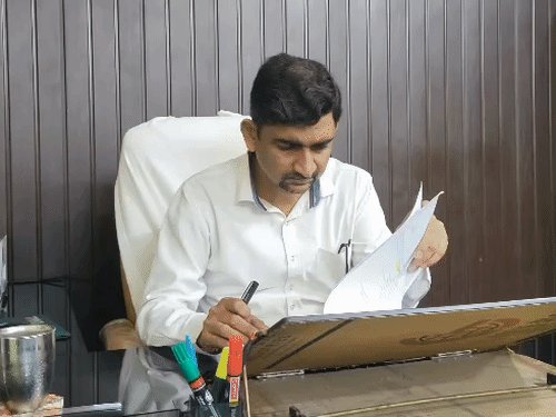 अयोध्या में नवरात्र पर खाद्य विभाग की छापेमारी:कुट्टू के आटे समेत व्रत की खाद्य सामग्री के नमूने लिए, 2 टीमें कर रहीं निगरानी