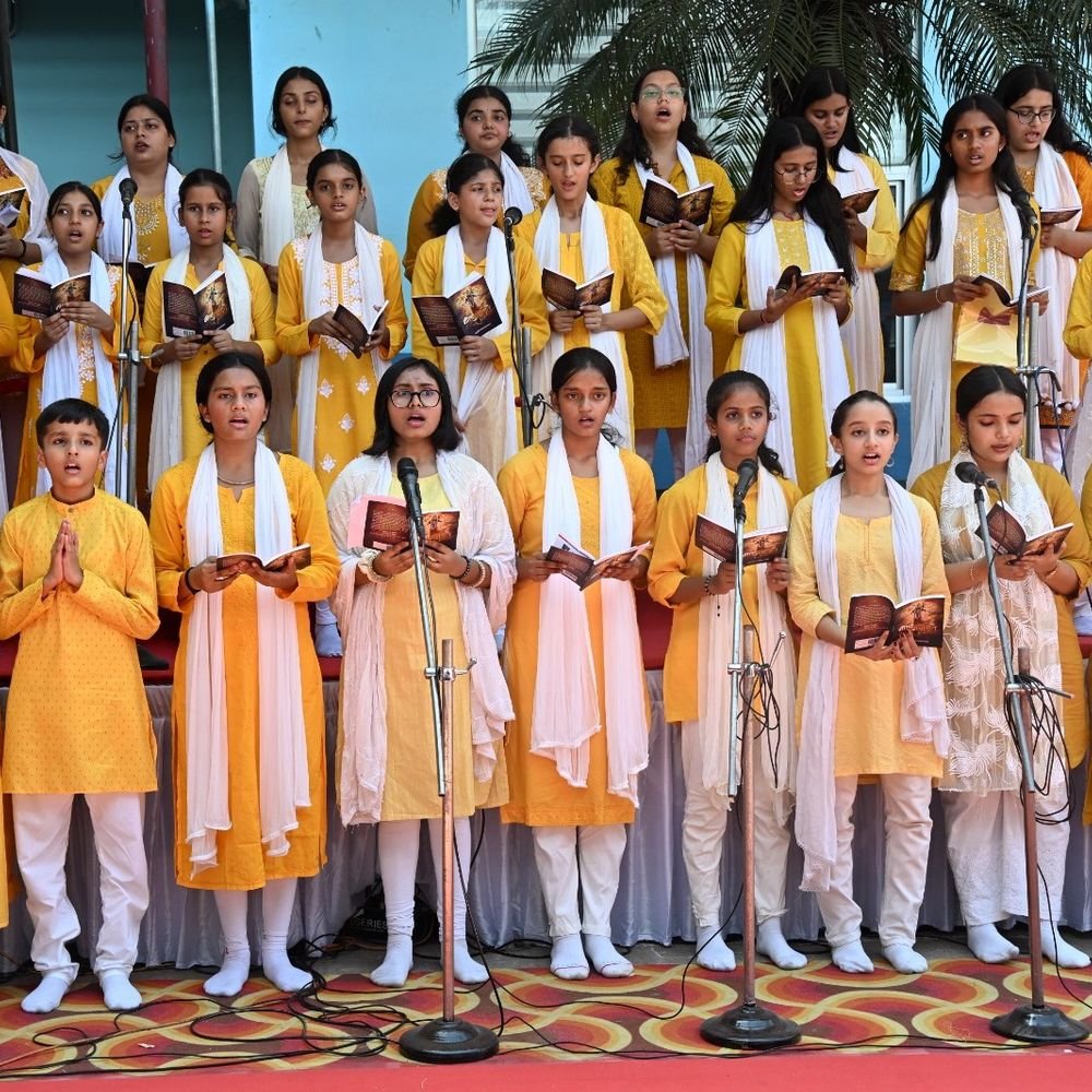 प्रयागराज के महर्षि पतंजलि विद्यालय में गूंजी गीता की अमृत-वाणी:बच्चों ने एक स्वर में किया 15वें अध्याय का पाठ