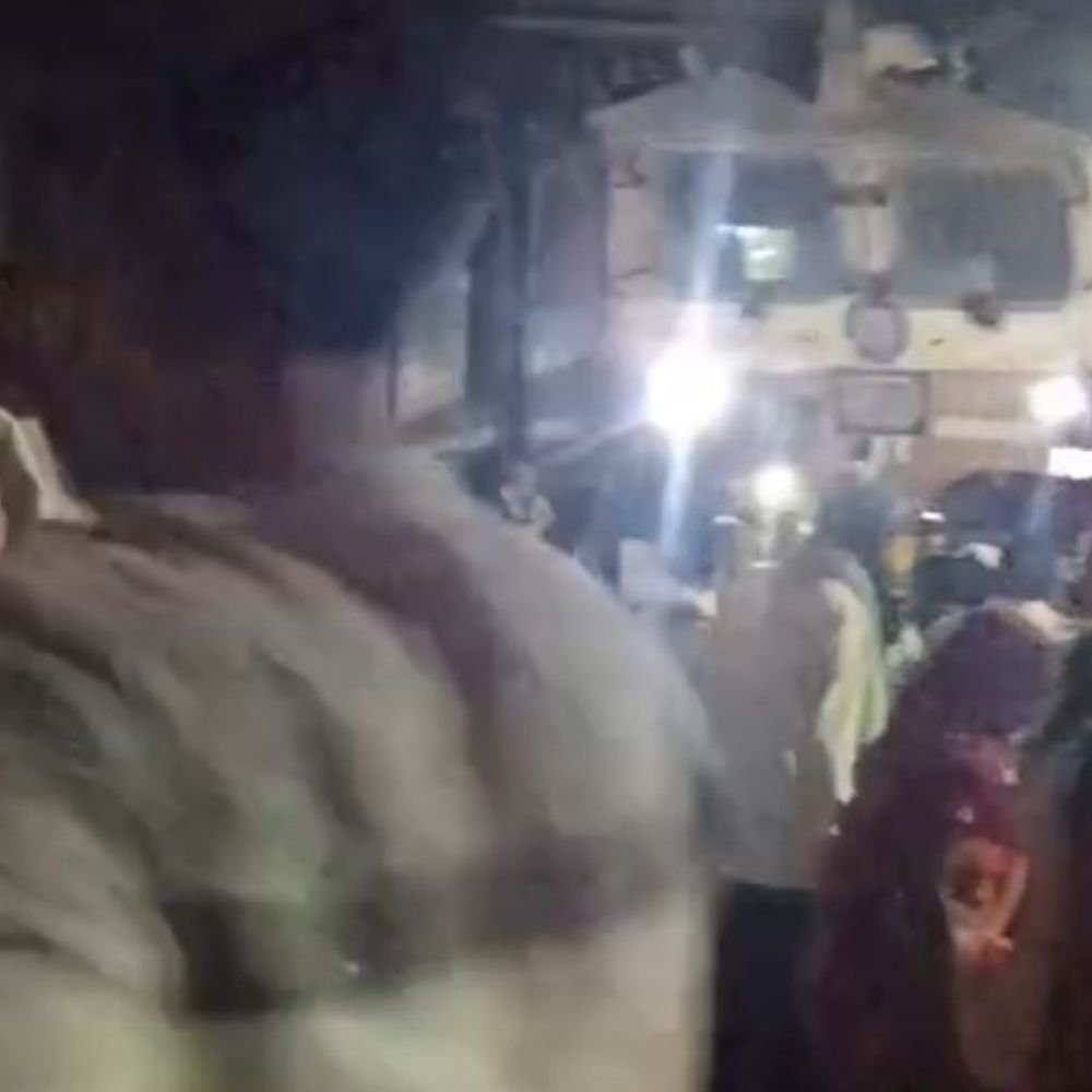 ट्रेन में टीटी ने महिला किसान नेता की चोटी खींचा:अयोध्या में कैफियत एक्सप्रेस रोककर कार्यकर्ताओं ने किया हंगामा, आरोपी TT ने फिर माफी मांगी