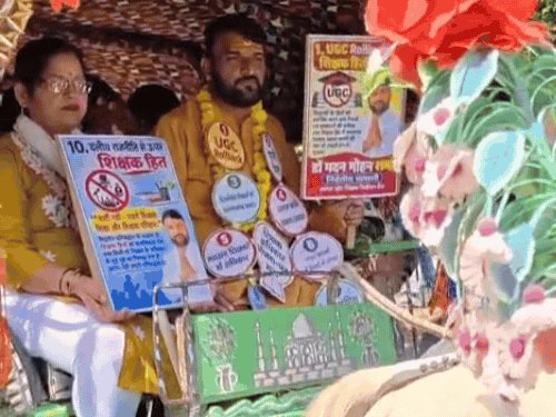 आगरा में तांगा और ई-रिक्शा से नामांकन करने पहुंचे प्रत्याशी:सपा सहित कई दिग्गजों ने भरा पर्चा, प्रत्याशी ने मांग पत्र की पहनी माला