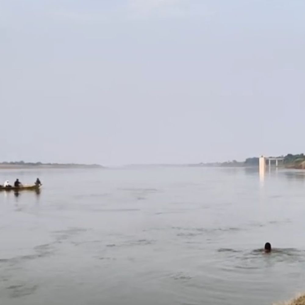 यमुना नदी में डूबा किशोर, 16 घंटे से तलाश जारी:बांदा में दोस्तों के साथ नहाते समय पैर फिसलने से गहरे पानी में डूबा