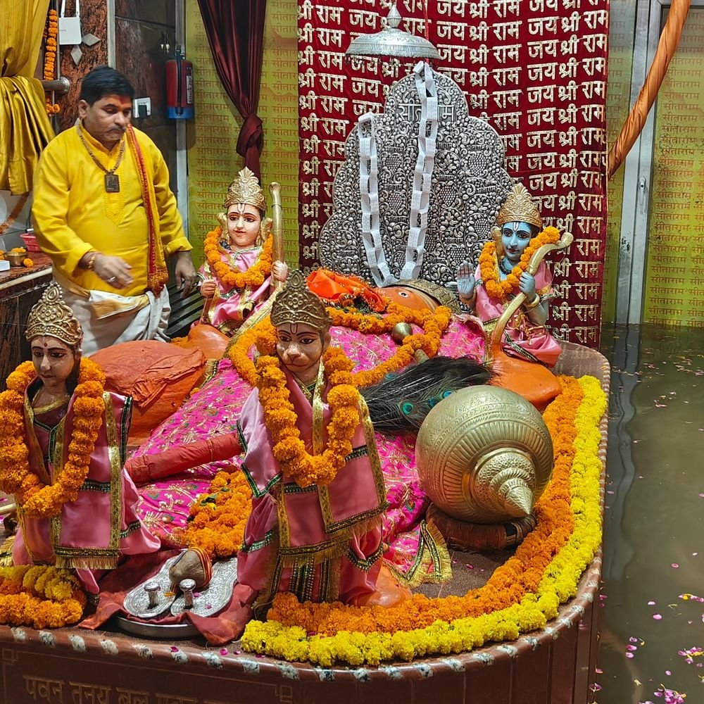 लखनऊ में लेटे हुए हनुमान मंदिर का गर्भ ग्रह डूबा:भक्तों के दर्शन पर रोक , पुजारी बोले- 20 सालों के बाद लगा ताला , मां गोमती का दिखा रही रौद्र रूप