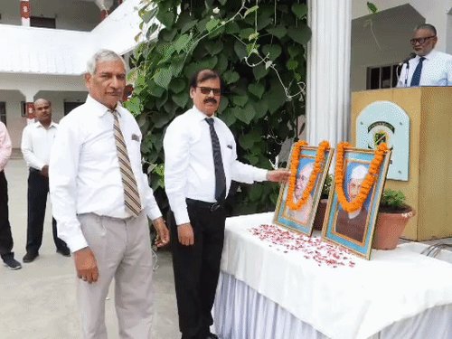 सेंट पॉल्स स्कूल में बापू और शास्त्री को किया याद:अहिंसा दिवस पर गूंजे भजन, सादगी और ईमानदारी से जीने का दिया संदेश