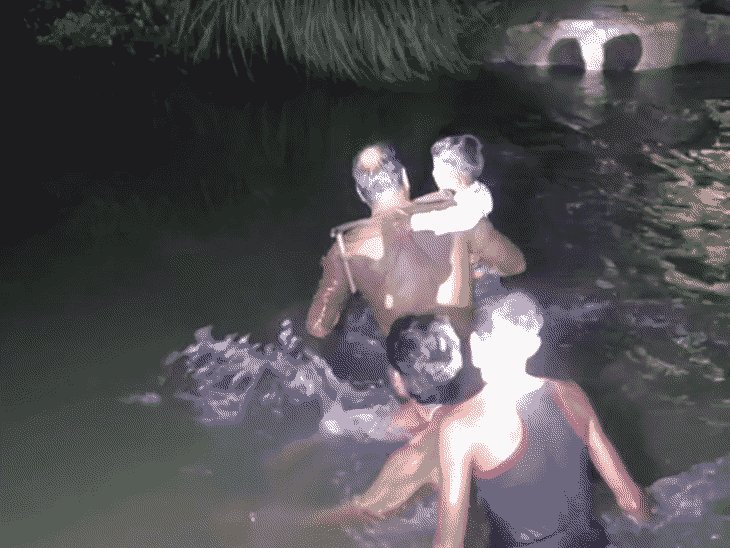 फतेहपुर में पांडु नदी के तेज बहाव में नाव पलटी:5 बच्चों समेत 12 लोग डूबे, ग्रामीणों और पुलिस ने बचाई जान; दंगल देखकर लौट रहे थे