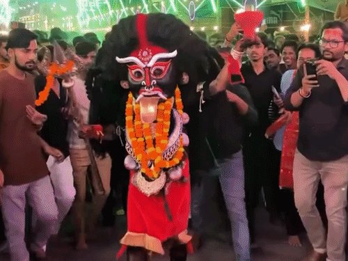 प्रयागराज में हाथों में तलवार-खप्पर लेकर निकलीं मां काली, VIDEO:काली स्वांग में दिखा माता का आक्रामक अवतार दिखा