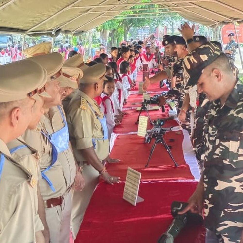 SSB ने बालिकाओं-कस्टम इंस्पेक्टरों को हथियारों की प्रदर्शनी दिखाई:145 छात्राओं और 47 प्रशिक्षु इंस्पेक्टरों ने सीमा सुरक्षा की कार्य प्रणाली समझी