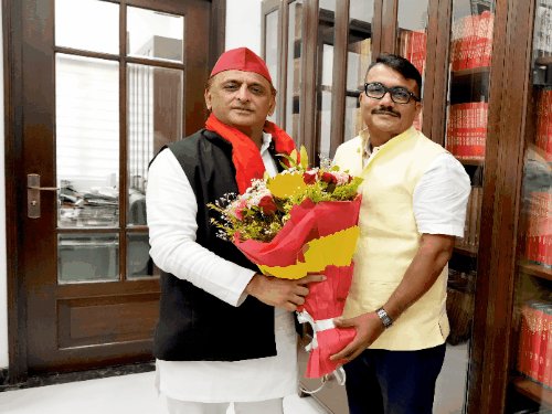 सपा प्रमुख से मिले गोरखपुर के भाजपा पार्षद विश्वजीत:सांसद रविकिशन से बहस के बाद चर्चा में आए; सपा ज्वाइन कर सकते हैं