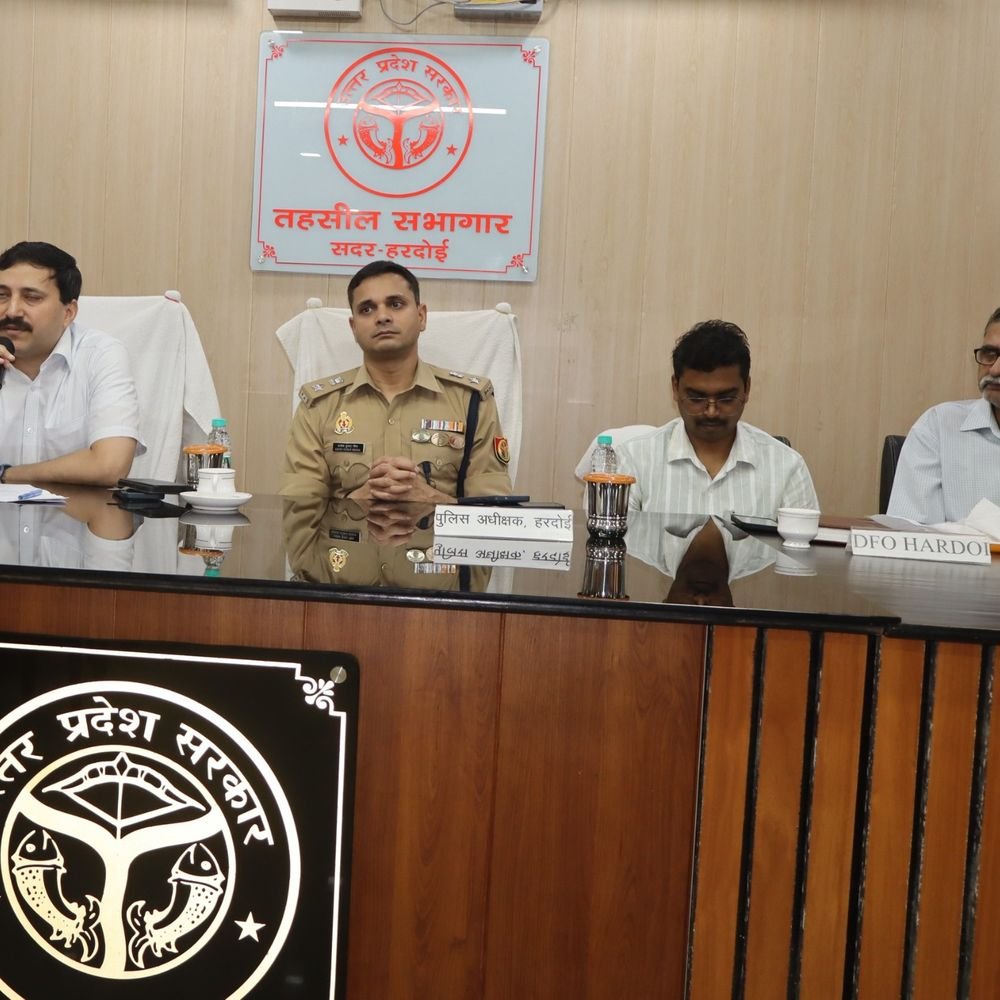हरदोई में समाधान दिवस पर DM सख्त:बोले- समयसीमा में करें कार्रवाई, जरूरत पर खुद मौके पर जाकर जांच करें