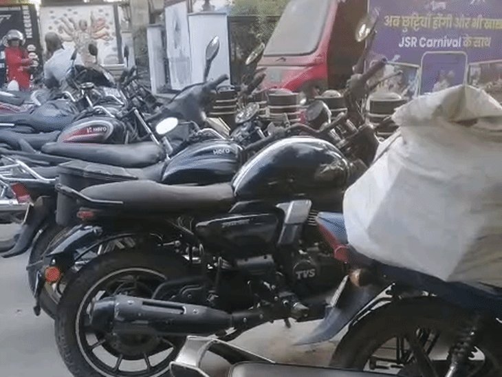 अब कुछ दिनों तक चटोरी गली से नहीं उठेगी गाड़ी:व्यापारियों की बैरियर हटाने की मांग बरकरार; DM के दौरे के बाद बदली व्यवस्था