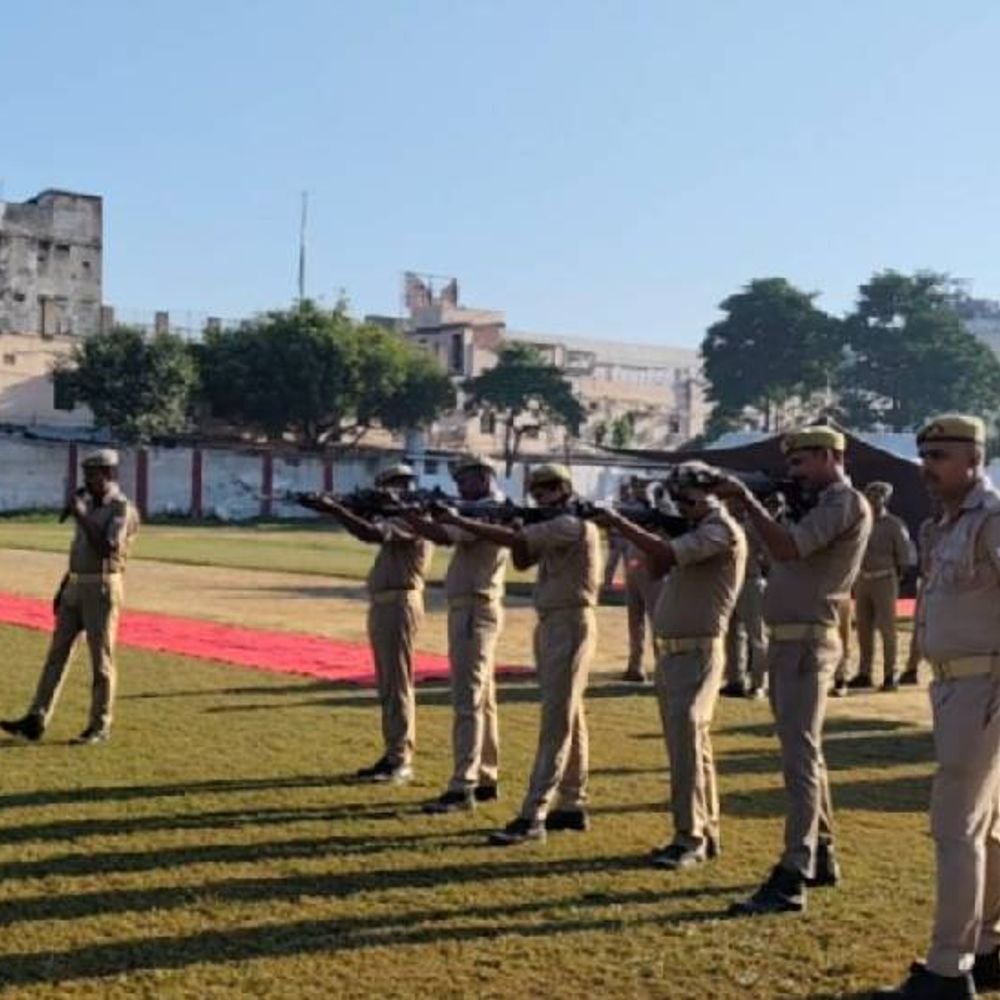 गोरखपुर पुलिस लाइन में दंगा नियंत्रण का मॉक ड्रिल:पुलिसकर्मियों ने सीखी भीड़ संभालने की तकनीक, हथियार चलाने का हुआ अभ्यास