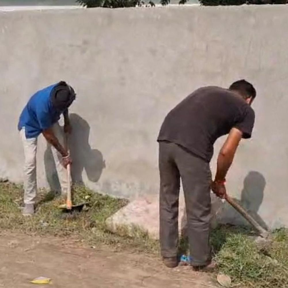 बाढ़ के बाद गांव में सफाई शुरू, बिजली संकट बरकरार:खेतों में अब भी भरा पानी, समय पर मदद न मिलने का आरोप