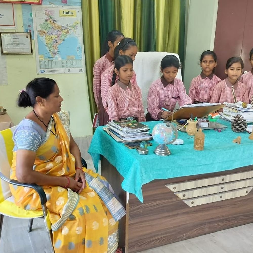 पिंडरा में छात्रा बनी प्रधानाध्यापिका:मिशन शक्ति अभियान में आत्मविश्वास बढ़ाने के लिए छात्राओं को मिल रहा नेतृत्व