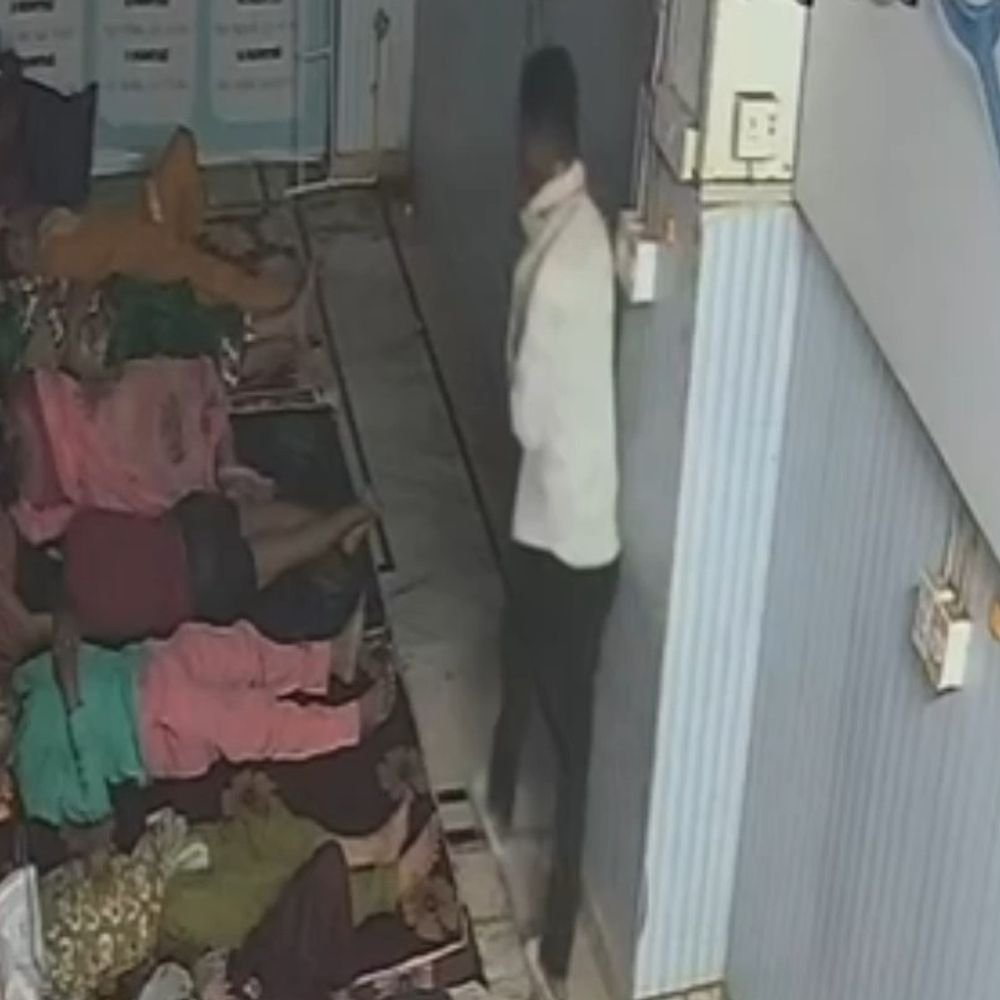 कल्याणपुर के 3 अस्पतालों में चोरी, मरीजों के मोबाइल-नकदी गायब:भोर पहर दाखिल होकर वारदात को अंजाम देता है चोर, सीसीटीवी में कैद