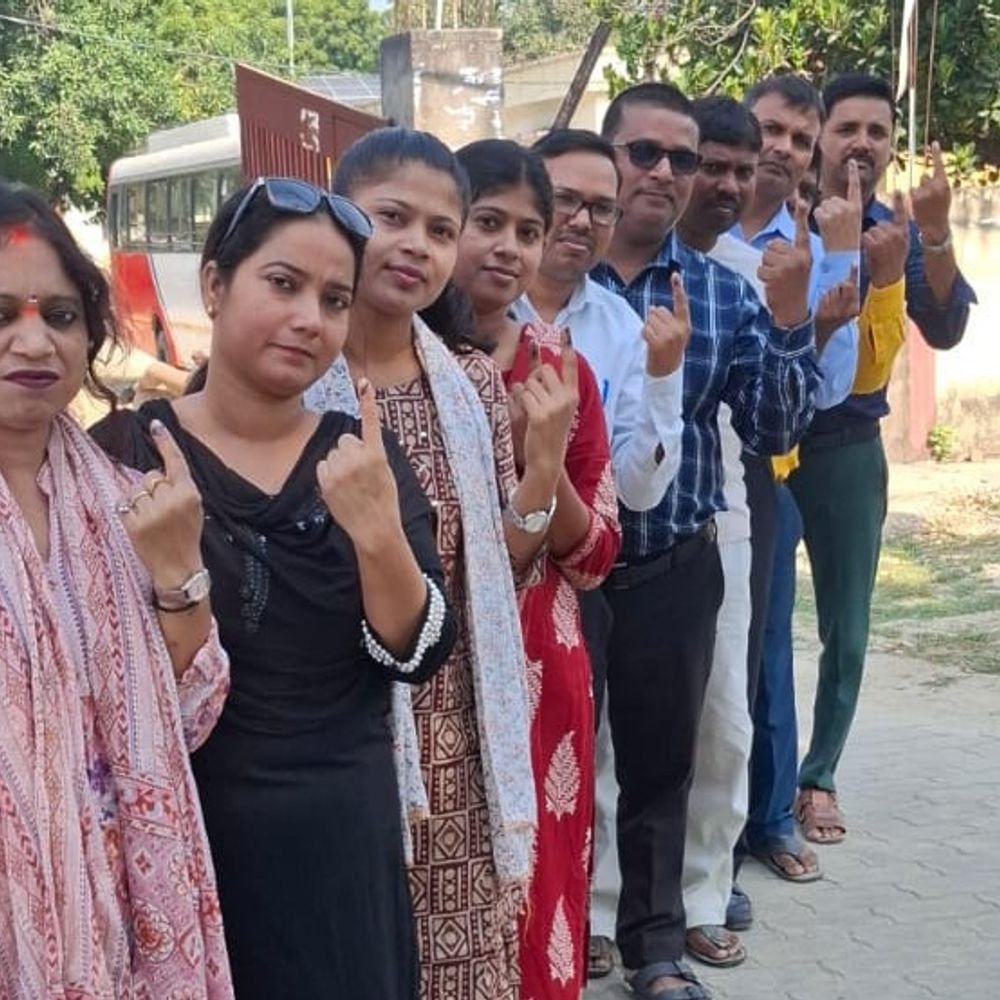प्रतापगढ़ में स्नातक-शिक्षक चुनाव के लिए वोटिंग जारी:प्रतापगढ़ के 38 केंद्रों पर सुबह से पहुंच रहे मतदाता, सांसद ने की अपील