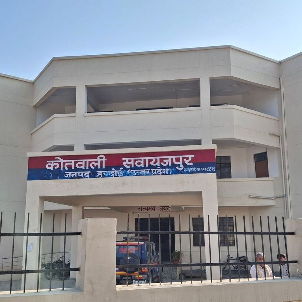 हरदोई के सवायजपुर में अनियंत्रित बाइक खंती में गिरी:दो युवक रातभर पड़े रहे, एक की मौत; साथी घायल अस्पताल भेजा गया
