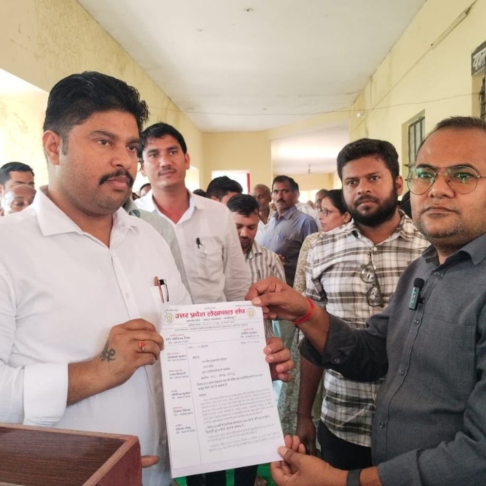 2800 ग्रेड पे समेत मांगों को लेकर लेखपालों का प्रदर्शन:फतेहपुर में 17 अक्टूबर से कार्य बहिष्कार की चेतावनी