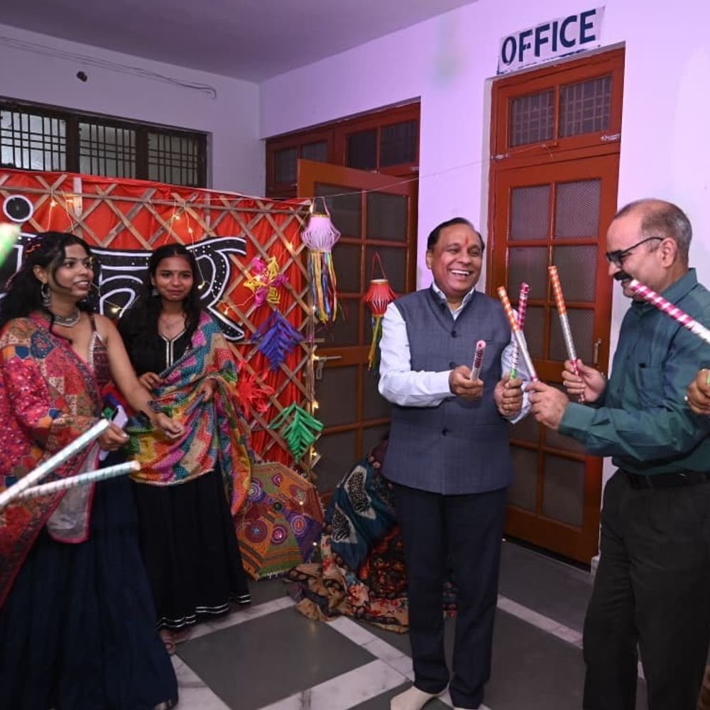 लखनऊ विश्वविद्यालय में नवरात्रि-दशहरा पर सांस्कृतिक संध्या:विद्यार्थियों ने नृत्य-नाट्य से नारी शक्ति का संदेश दिया, लघु नाटिका का मंचन