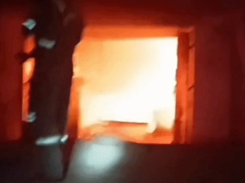 गाजीपुर में पारले एजेंसी में शॉर्ट सर्किट से आग:40 लाख का सामान जला, पड़ोसी की बेटी ने धुआं देखकर दी सूचना