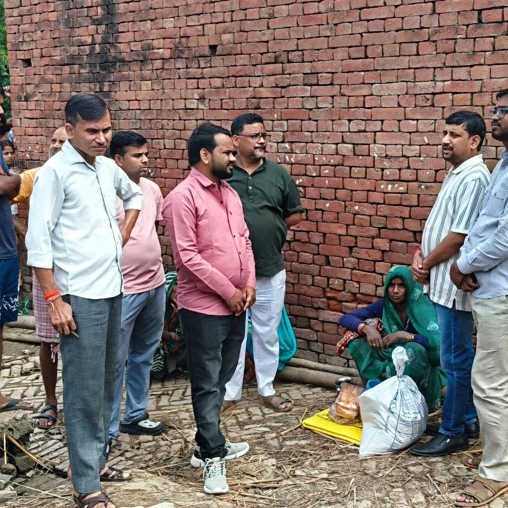 फतेहपुर में पीड़ित परिवार की मदद:राशन देकर और आर्थिक सहायता कर घायलों के इलाज का दिया भरोसा