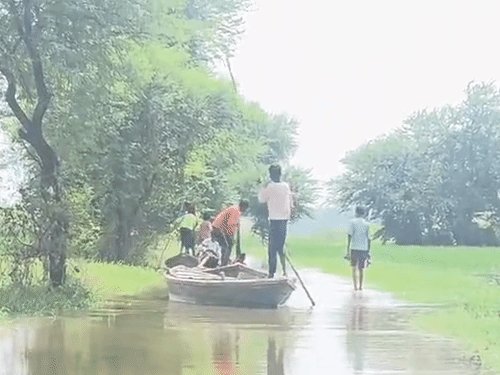 यूपी में बारिश थमी, 8 नदियां उफान पर:गोंडा के 26 गांव में बाढ़, 2 की डूबने से मौत; उन्नाव में सड़क पर 3 फीट बह रहा पानी